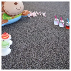 Gazon Synthétique Happy Party - Couleur Gris Foncé - Classé Feu - 20mm - 2m X 10m -VIDA Plantes Magasin 645ce1d5466326.11599242